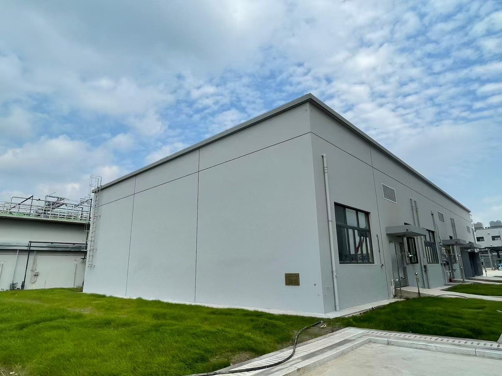 Packaging and Delivery equipment showing Professional Packaging, Global Cold Chain Logistics