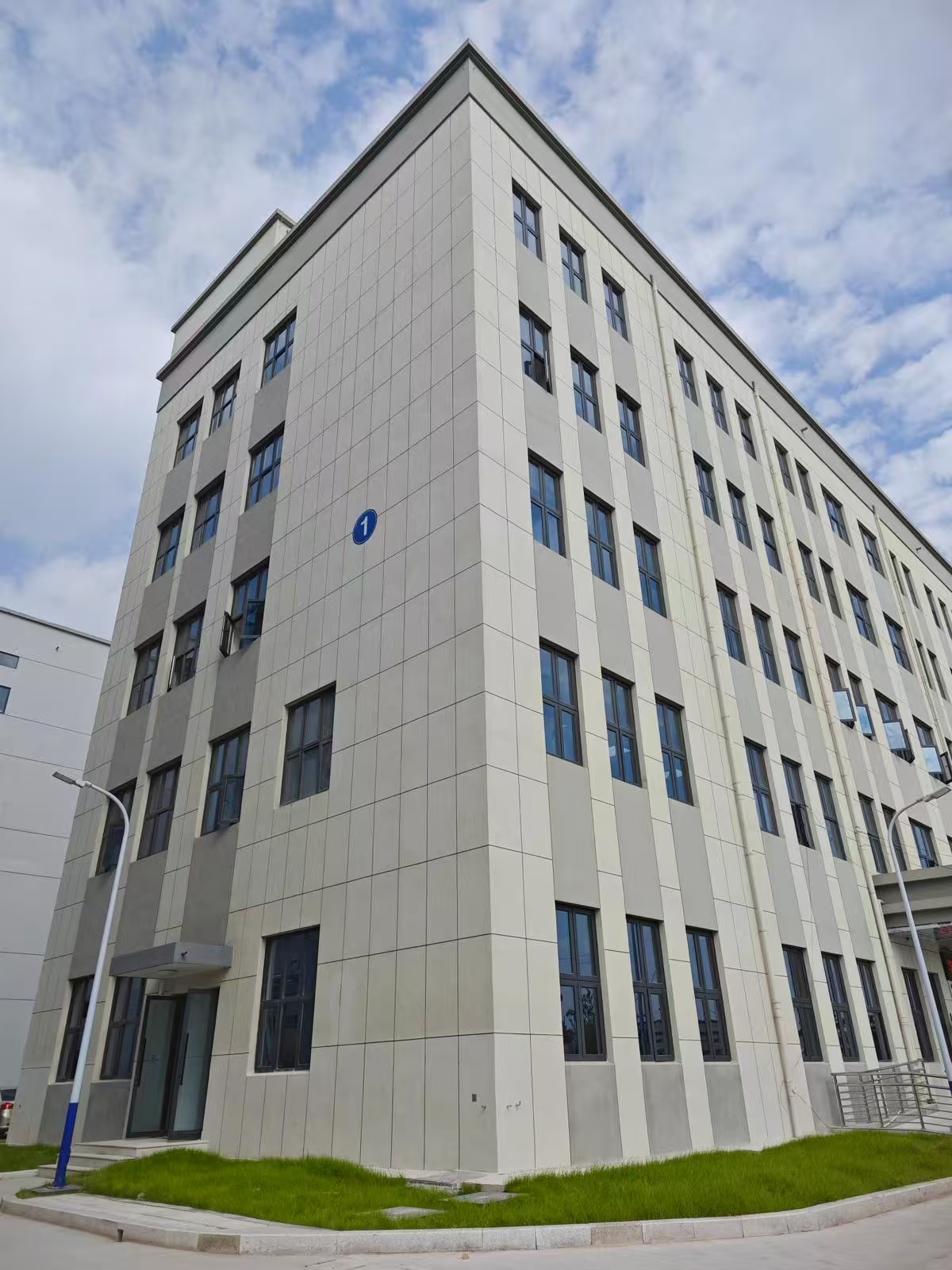 Climate-controlled warehouse for raw material and product storage